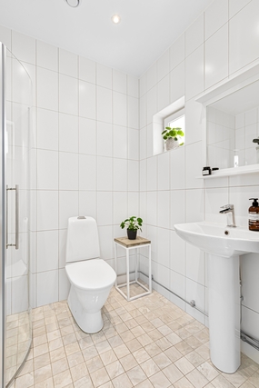 一个白色卫生间装修效果图摄影图片